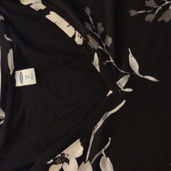 OLD NAVY: Black with white floral luxe T-shirt --Xlarge - Picture 4 of 4